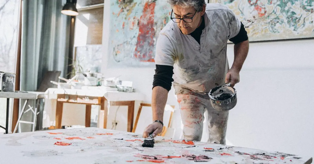 7 Essential Tips for New Artists to Build Their Brand